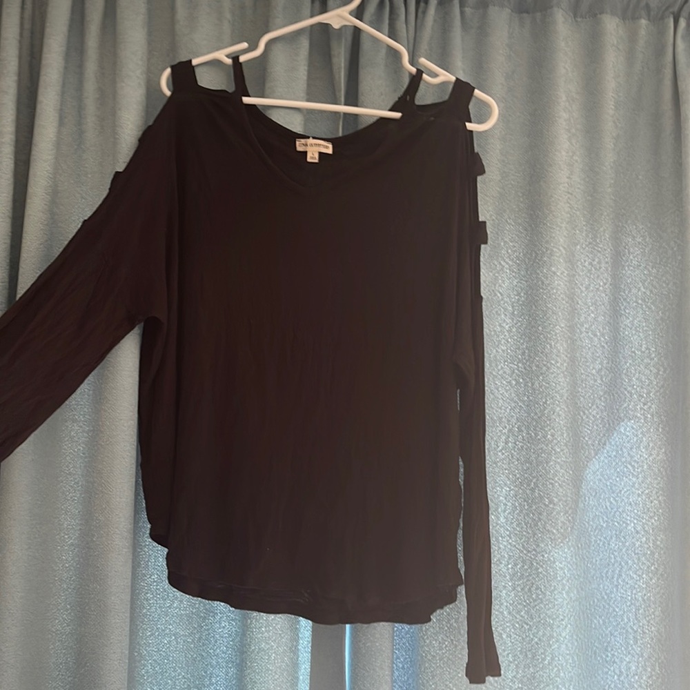 2/$12🎉Zenana Outfitters - Long Sleeve Cold Shoulder Black Shirt